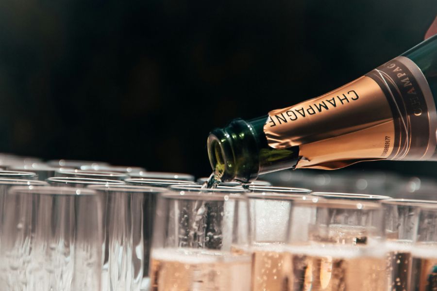 champaign pouring