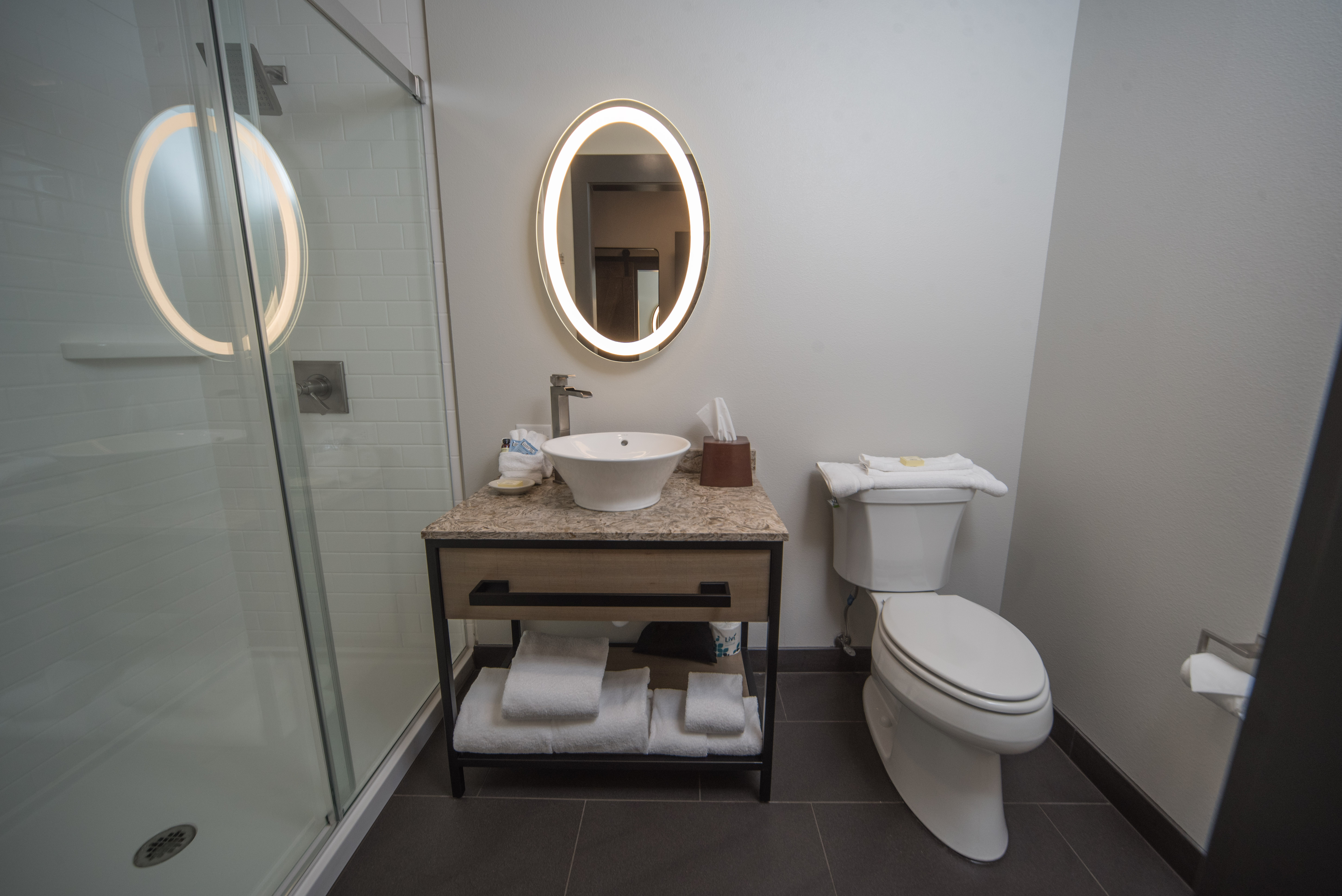 king guestroom bathroom